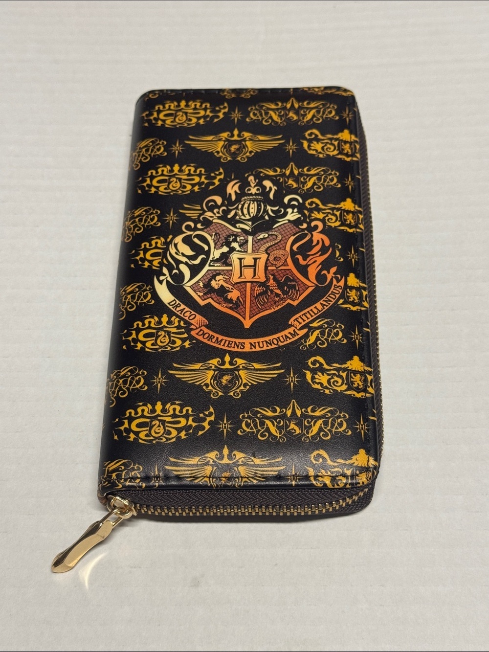 Hogwarts Harry Potter Zip Wallet in Black and Gold NWT